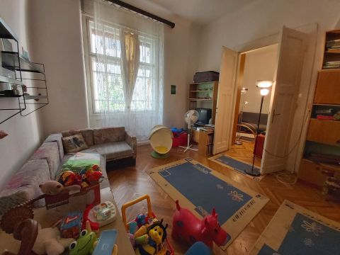 Eladó Lakás 1071 Budapest 7. kerület , Városliget közelében kisgyermekeseknek, saját játszótérrel