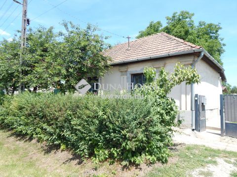 Eladó Ház, Fejér megye, Mezőkomárom - Részben felújított kétszobás családi ház 20 percre a Balatontól