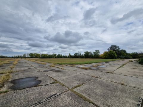 Eladó Ipari 6300 Kalocsa , Kalocsa/Foktő reptér