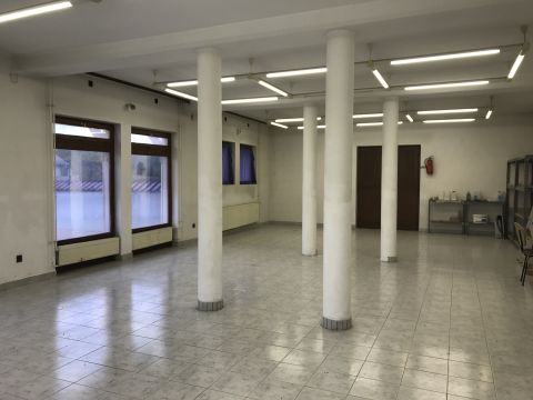 Kiadó Üzlethelyiség 9012 Győr Sokoldalú Üzlethelyiség Győr-Ménfőcsanakon!