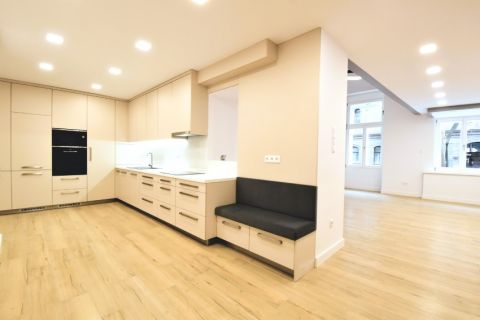 Eladó Lakás 1055 Budapest 5. kerület , Falk Miksa utcában frissen felújított, duplakomfortos, belső 2 szintes lakás eladó