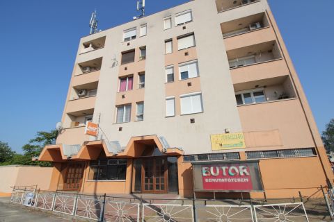 Eladó Üzlethelyiség 6000 Kecskemét , Frekventált helyen nagy üvegportálos,168 m2-es üzlethelyiség eladó!