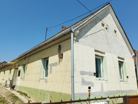 Eladó Ház 8858 Porrogszentkirály , Porrogszentkirály falujának főutcájában nagy családi ház eladó telekkel! 