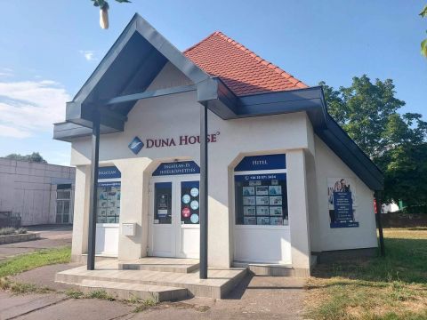 Eladó Iroda 2400 Dunaújváros , Felújított iroda, üzlethelyiség Béke városrészben