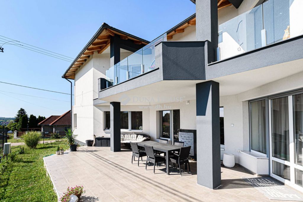 2119 Pécel , Kiváló minőségű 2 LAKÁSOS IKERHÁZ rezsicsökkentett, panorámás, szép környezetben eladó — 1/40
