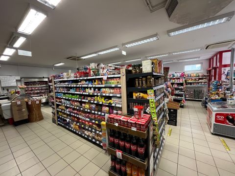 Eladó Üzlethelyiség 8100 Várpalota , Belváros közeli frekventált környék