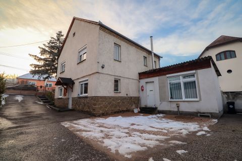 Eladó Ház 9081 Győrújbarát , Családi ház műhellyel, ügyfél parkolóval