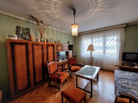 Eladó Lakás 8000 Székesfehérvár , 2 szobás, étkezős, erkélyes tégla lakás a Romkert szomszédságában
