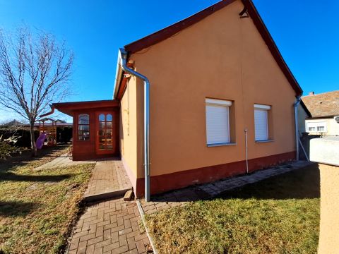 Eladó Ház 8124 Káloz , Kálozon többgenerációs családi otthon