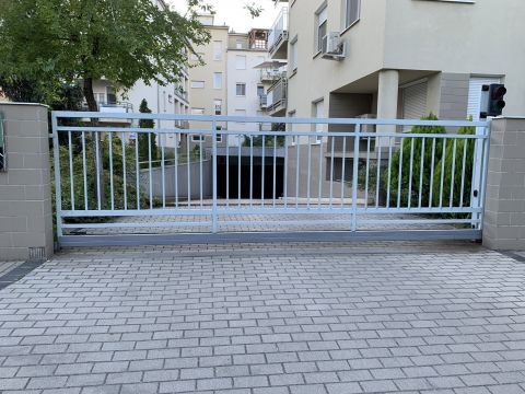 Eladó Parkoló 6000 Kecskemét , Balaton lakópark mélygarázsában 3 oldalról zárt parkolóhely
