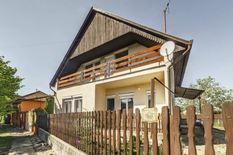 Eladó Ház 5430 Tiszaföldvár , Kivételes adottság, fentartható kertmérettel nappali+4 szobás családi ház!