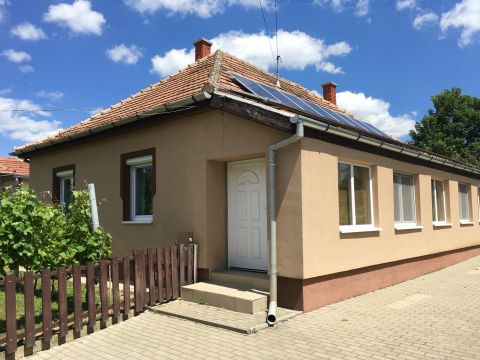 Eladó Ház 8105 Pétfürdő , csendes utcában, központhoz közel, rendezett porta