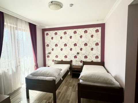 Eladó Vendéglátás 4200 Hajdúszoboszló , Hajdúszoboszló belvárosában befektetőknek Hotel ELADÓ!