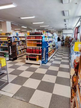 Kiadó Üzlethelyiség 5200 Törökszentmiklós 682nm-es üzlethelyiség kiadó