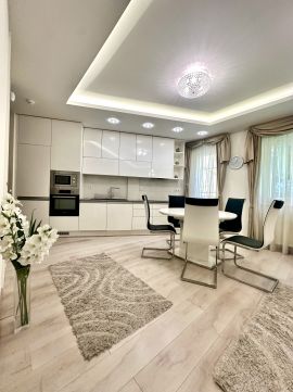 Eladó Lakás 1025 Budapest 2. kerület , fiatalos, 50 nm-es földszinti lakás a Pusztaszeri úton, a híres Daubner cukrászda szomszédságában