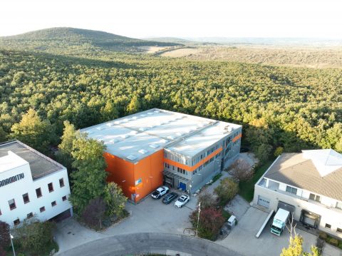 Eladó Irodaépület 2040 Budaörs , A Budaörsi ipari parkban, nagyon jól pozicionált 2008-ban épült raktár és irodaház jól szeparálható 2/3-ad része eladó.