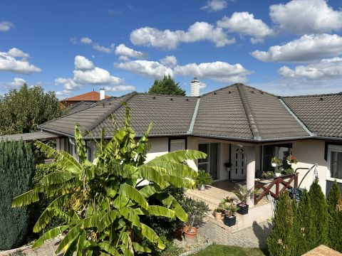 Eladó Ház 9172 Győrzámoly , Győrzámoly csendes mégis központi részén