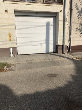 Eladó Parkoló 6000 Kecskemét FÖLDHIVATAL szomszédságában található társasház udvarában garázs!