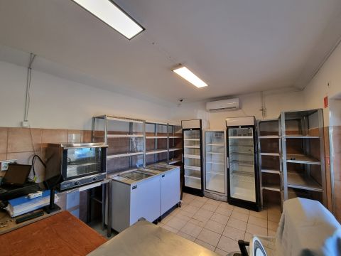 Eladó Üzlethelyiség 2434 Hantos A központban