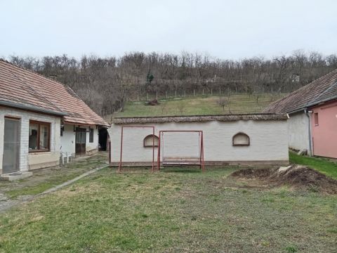Eladó Ház 7084 Pincehely 140 négyzetméteres családiház, bútorozottan, 1618 m2-es telken eladó.