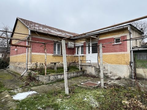 Eladó Ház 8103 Várpalota , Csendes helyen lévő családi ház