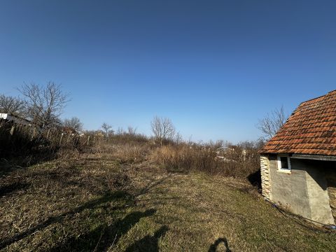 Eladó Telek 7099 Felsőnyék , körbekerített telek, ajándék házzal.