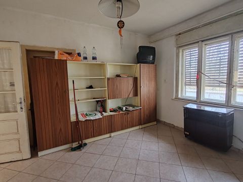 Eladó Ház 8656 Nagyberény központi elhelyezkedéssel családi ház eladó.