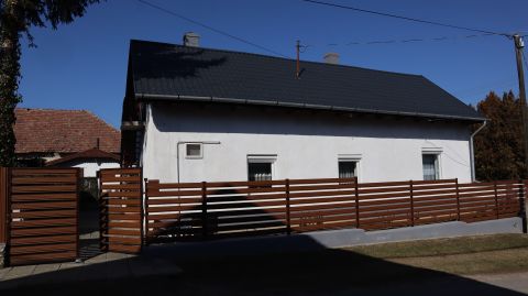 Eladó Ház 8556 Pápateszér A falu szélén a régi óvoda mögött
