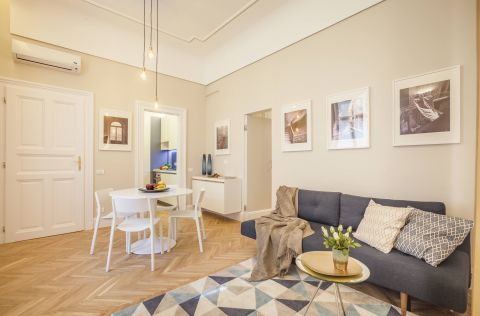 Eladó Lakás 1053 Budapest 5. kerület Ferenciek terénél, két lakrésszé alakított, felújított!