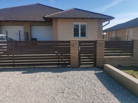 Eladó Ház 2142 Nagytarcsa , buszmegallo