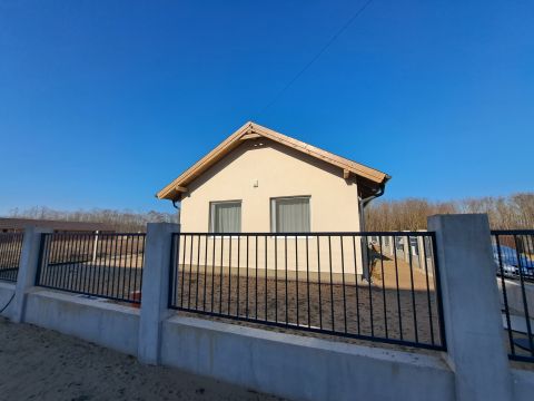 Eladó Ház 2211 Vasad , Eladó újépítésű ikerház utcafronti lakása 20 percre Bp.-től