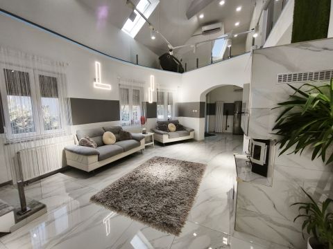 Eladó Ház 2400 Dunaújváros Dunaújváros kedvelt Újtelepén, 380 m2-es, Luxus Okos Otthon, parkosított telken eladó!