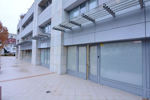 Kiadó Üzlethelyiség 6000 Kecskemét , Kisfaludy utcán 90 nm-es üzlethelyiség irodának, rendelőnek