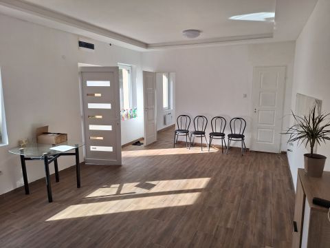 Eladó Lakás 1152 Budapest 15. kerület Eladó felújított garzonlakás 45 nm-es saját kerttel!