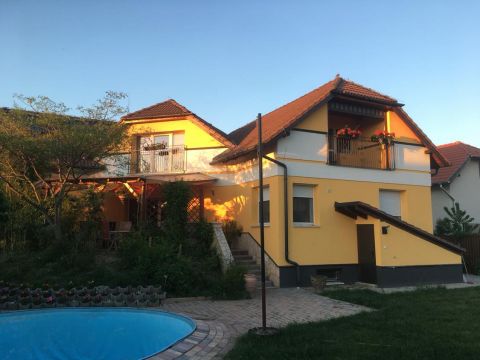 Eladó Lakás 2314 Halásztelek , 2 lakásos társasházban alsó 2 szintes lakás eladó 