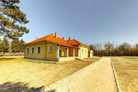 Eladó Ház 6078 Jakabszállás , Nappali + 5 szobás, 216nm családi ház, 4991nm telken.
