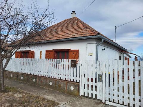 Eladó Ház 2252 Tóalmás , 2252 Tóalmás, Központhoz közeli