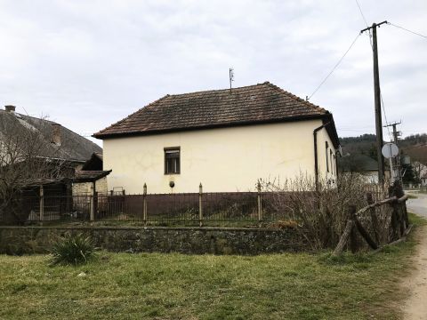 Eladó Ház 3143 Mátranovák Szálláshelynek is kialakítható ház Mátranovák központjában