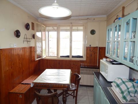 Eladó Ház 8130 Enying Városközponti csendes kis utcában 3 szobás kertes ház eladó!