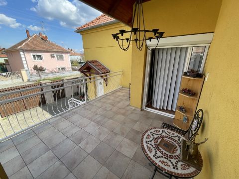 Eladó Ház 9700 Szombathely Családi ház garázzsal + 1 lakrész :)