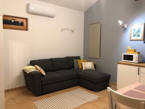 Kiadó Ház 8171 Balatonvilágos , Balatonvilágoson hosszú távra kiadó családi ház