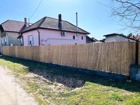 Eladó Ház 2251 Tápiószecső , Azonnal birtokba vehető, tégla építésű, 2 szobás ház!