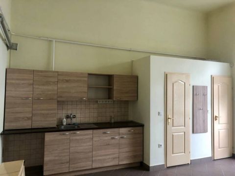Kiadó Üzlethelyiség 1146 Budapest 14. kerület Utcai bejáratú üzlet/iroda a Bosnyák térnél!