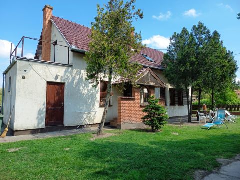 Eladó Ház 2740 Abony , Két szintes, 6 szobás kertes ház