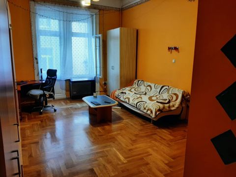 Eladó Lakás 1074 Budapest 7. kerület , Gyöngyszem a központban, az Amássy téren.