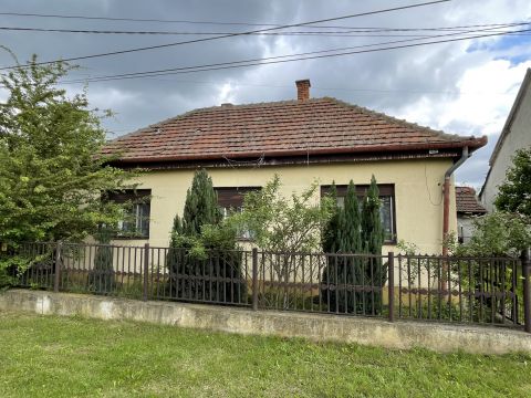 Eladó Ház 3063 Jobbágyi , Aszfaltozott csendes utca