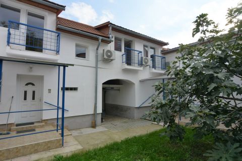 Eladó Ház 6000 Kecskemét , Belvárosban 2 lakás, munkásszállónak, irodáknak kiváló