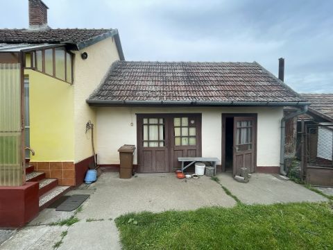 Eladó Ház 2252 Tóalmás Fő út