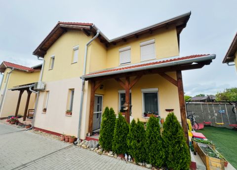 Eladó Ház 2225 Üllő ,  központi részén, csendes utcában