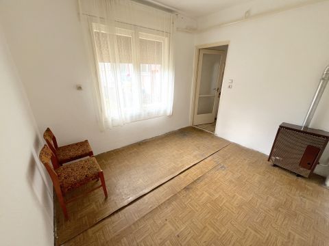 Eladó Ház 1204 Budapest 20. kerület , Mátyás király tér mellett 39 nm-es, közepes állapotú házrész